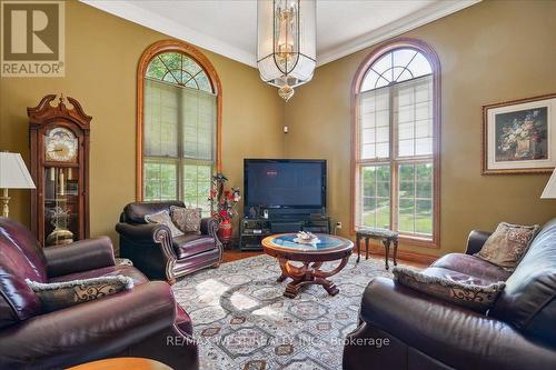 1630 Pelham Street, Pelham, ON - Indoor Photo Showing Living Room