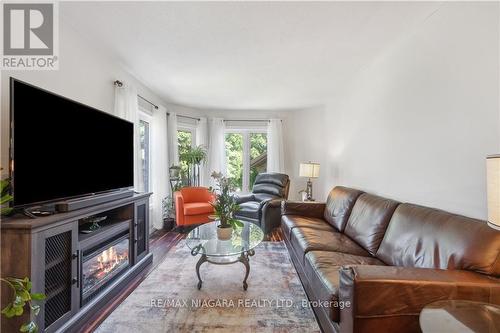 122 Madison Court W, Welland, ON - Indoor Photo Showing Living Room