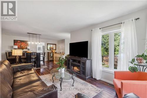 122 Madison Court W, Welland, ON - Indoor Photo Showing Living Room