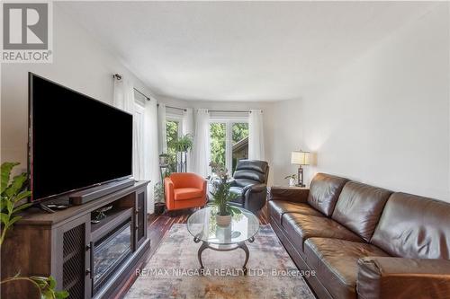 122 Madison Court W, Welland, ON - Indoor Photo Showing Living Room