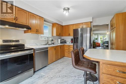 122 Madison Court W, Welland, ON - Indoor Photo Showing Kitchen With Double Sink