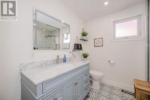 23 Regis Court, Hamilton, ON - Indoor Photo Showing Bathroom