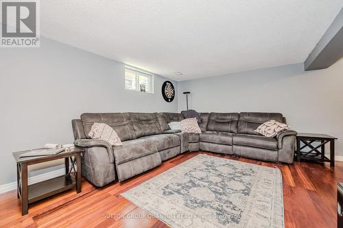 23 Regis Court, Hamilton, ON - Indoor Photo Showing Living Room