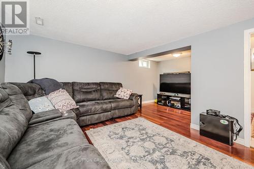 23 Regis Court, Hamilton, ON - Indoor Photo Showing Living Room