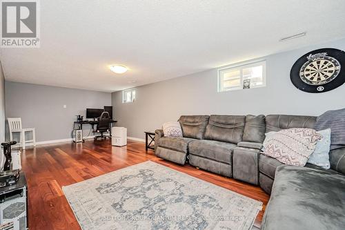 23 Regis Court, Hamilton, ON - Indoor Photo Showing Living Room