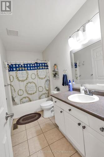 748 Little Hill Street, London, ON - Indoor Photo Showing Bathroom