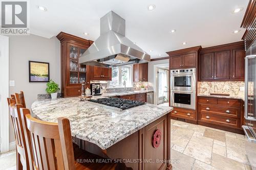 1561 Yew Street, Mississauga, ON - Indoor Photo Showing Kitchen With Upgraded Kitchen