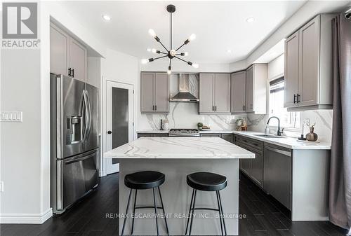 199 Festival Way, Hamilton, ON - Indoor Photo Showing Kitchen With Upgraded Kitchen