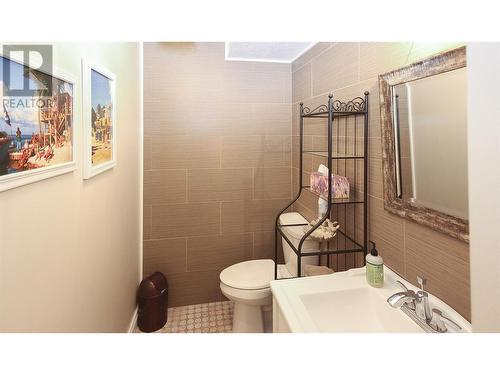 1917 93 Avenue, Dawson Creek, BC - Indoor Photo Showing Bathroom