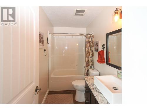 1917 93 Avenue, Dawson Creek, BC - Indoor Photo Showing Bathroom