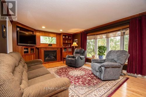 690 Post Road, Kawartha Lakes, ON - Indoor Photo Showing Dining Room