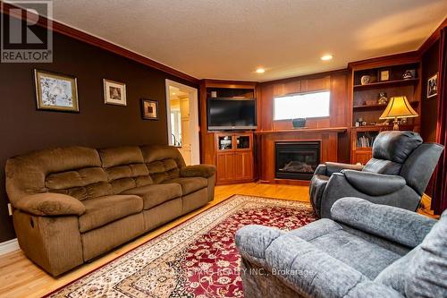 690 Post Road, Kawartha Lakes, ON - Indoor Photo Showing Dining Room