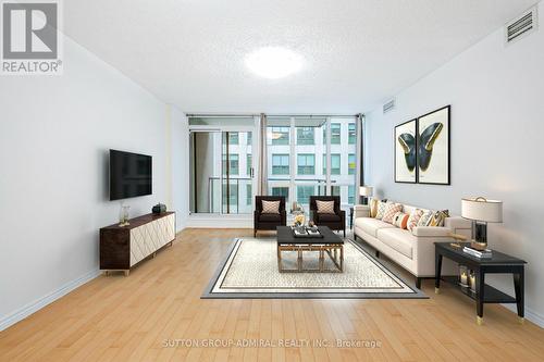 706 - 263 Wellington Street W, Toronto, ON - Indoor Photo Showing Living Room