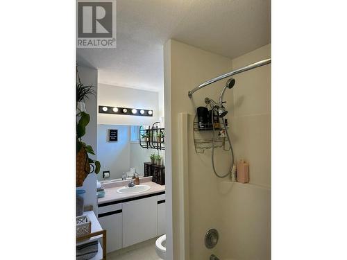330 Phipps Crescent, Kelowna, BC - Indoor Photo Showing Bathroom