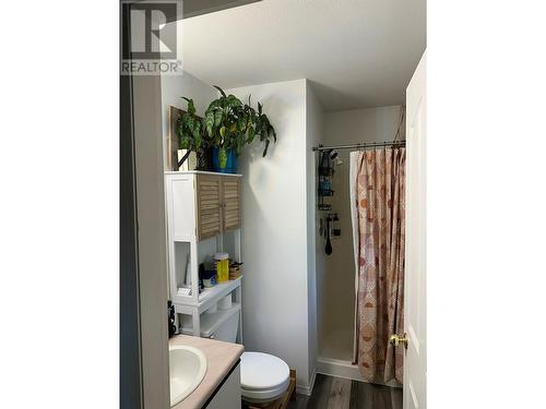 330 Phipps Crescent, Kelowna, BC - Indoor Photo Showing Bathroom