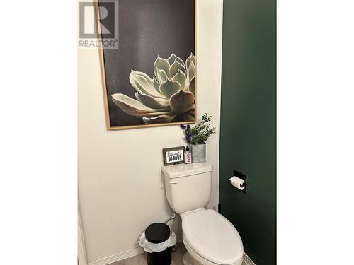 330 Phipps Crescent, Kelowna, BC - Indoor Photo Showing Bathroom