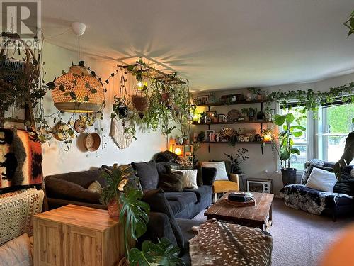 330 Phipps Crescent, Kelowna, BC - Indoor Photo Showing Living Room