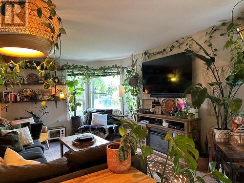 330 Phipps Crescent, Kelowna, BC - Indoor Photo Showing Living Room