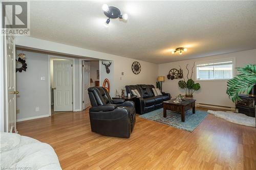 320 1St Street W, Owen Sound, ON - Indoor Photo Showing Living Room