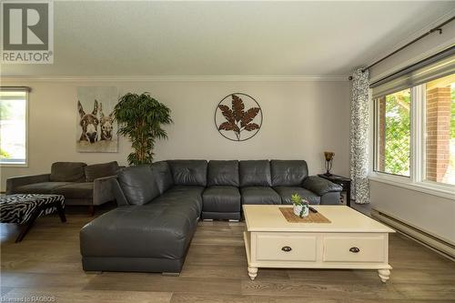 320 1St Street W, Owen Sound, ON - Indoor Photo Showing Living Room