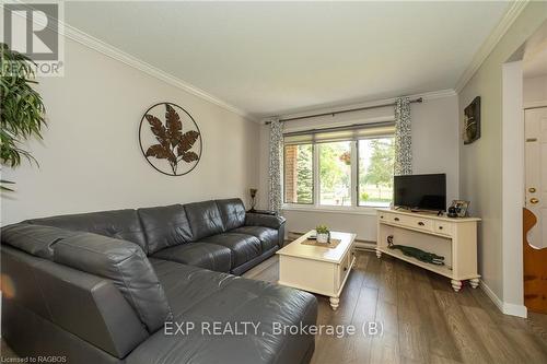 320 1St Street W, Owen Sound, ON - Indoor Photo Showing Living Room