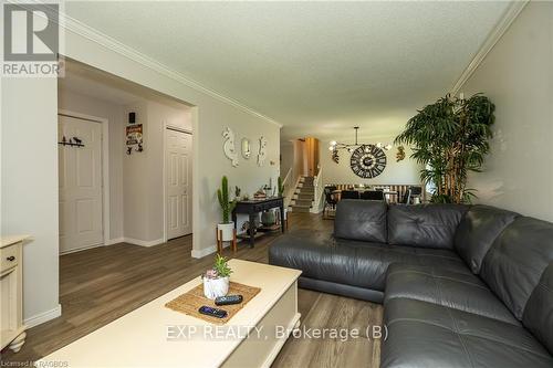 320 1St Street W, Owen Sound, ON - Indoor Photo Showing Living Room