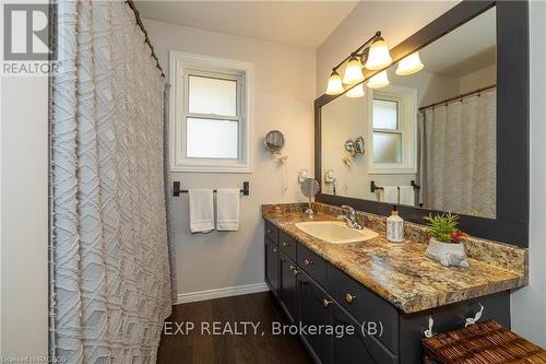 320 1St Street W, Owen Sound, ON - Indoor Photo Showing Bathroom