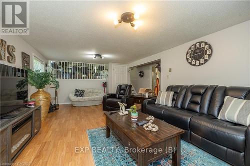 320 1St Street W, Owen Sound, ON - Indoor Photo Showing Living Room