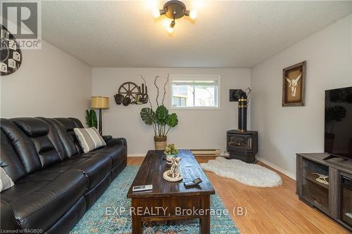 320 1St Street W, Owen Sound, ON - Indoor Photo Showing Living Room