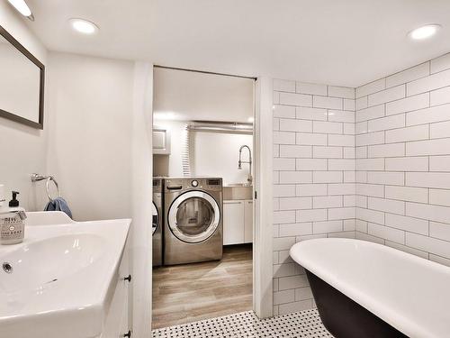 Bathroom - 5325 Rue Garnier, Montréal (Le Plateau-Mont-Royal), QC - Indoor Photo Showing Laundry Room