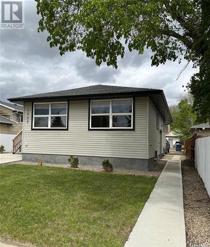 1022 Stadacona Street E, Moose Jaw, SK - Outdoor