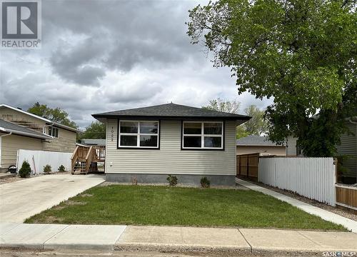 1022 Stadacona Street E, Moose Jaw, SK - Outdoor