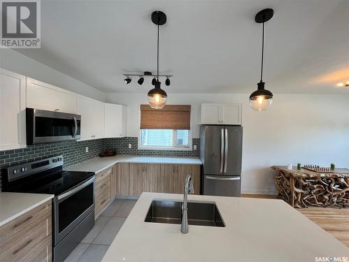 1022 Stadacona Street E, Moose Jaw, SK - Indoor Photo Showing Kitchen With Double Sink With Upgraded Kitchen