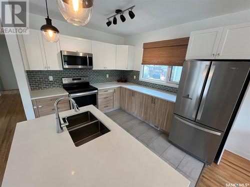 1022 Stadacona Street E, Moose Jaw, SK - Indoor Photo Showing Kitchen With Double Sink With Upgraded Kitchen