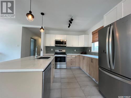 1022 Stadacona Street E, Moose Jaw, SK - Indoor Photo Showing Kitchen With Double Sink With Upgraded Kitchen