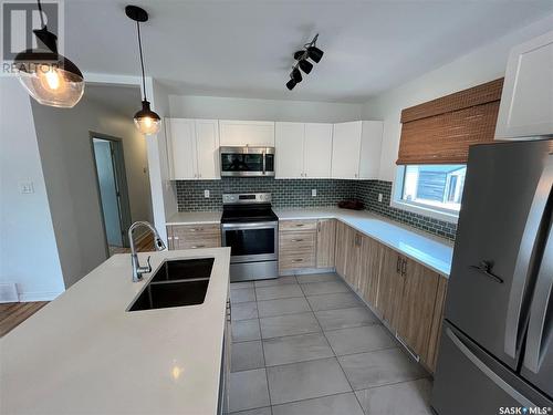 1022 Stadacona Street E, Moose Jaw, SK - Indoor Photo Showing Kitchen With Double Sink With Upgraded Kitchen