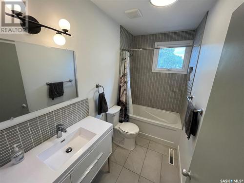 1022 Stadacona Street E, Moose Jaw, SK - Indoor Photo Showing Bathroom