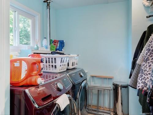 1084 Verdier Ave, Central Saanich, BC - Indoor Photo Showing Laundry Room