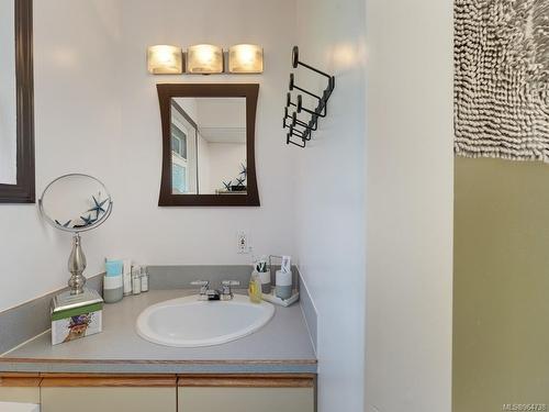 1084 Verdier Ave, Central Saanich, BC - Indoor Photo Showing Bathroom