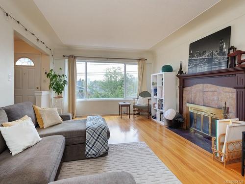 1084 Verdier Ave, Central Saanich, BC - Indoor Photo Showing Living Room