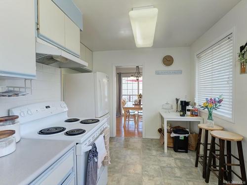 1084 Verdier Ave, Central Saanich, BC - Indoor Photo Showing Kitchen