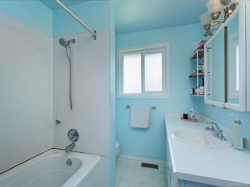 1084 Verdier Ave, Central Saanich, BC - Indoor Photo Showing Bathroom