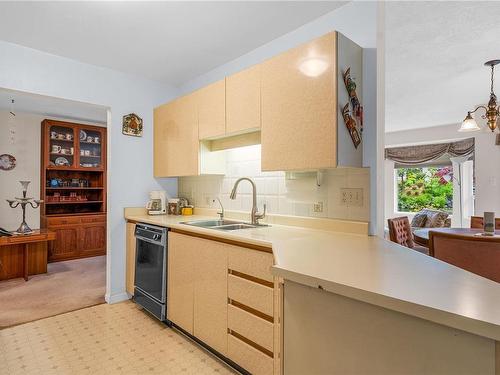 31-5110 Cordova Bay Rd, Saanich, BC - Indoor Photo Showing Kitchen With Double Sink