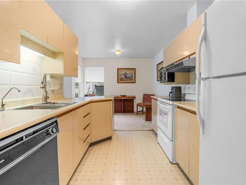 31-5110 Cordova Bay Rd, Saanich, BC - Indoor Photo Showing Kitchen With Double Sink