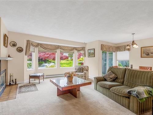 31-5110 Cordova Bay Rd, Saanich, BC - Indoor Photo Showing Living Room