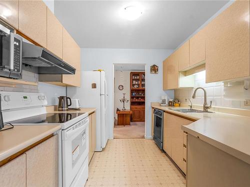 31-5110 Cordova Bay Rd, Saanich, BC - Indoor Photo Showing Kitchen With Double Sink