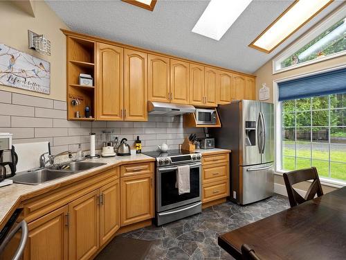 1410 Spruston Rd, Nanaimo, BC - Indoor Photo Showing Kitchen With Double Sink