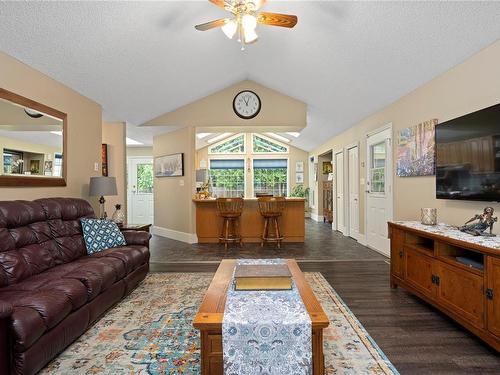 1410 Spruston Rd, Nanaimo, BC - Indoor Photo Showing Living Room