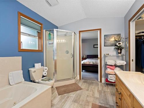 1410 Spruston Rd, Nanaimo, BC - Indoor Photo Showing Bathroom