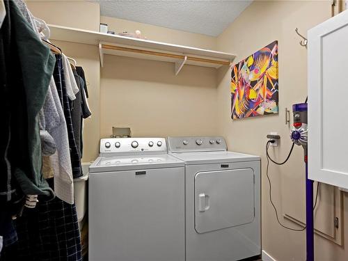 1410 Spruston Rd, Nanaimo, BC - Indoor Photo Showing Laundry Room